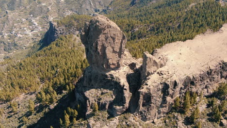 Fantástica-Toma-Aérea-En-órbita-Del-Famoso-Roque-Nublo-En-La-Isla-De-Gran-Canaria-Y-En-Un-Día-Soleado