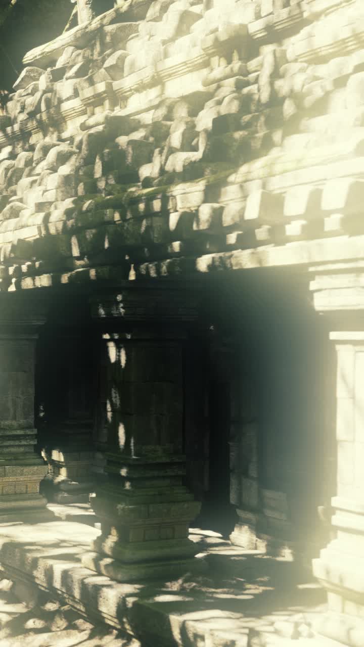 Scena evocativa di luce solare che illumina un tempio sacro durante l'ora d'oro.