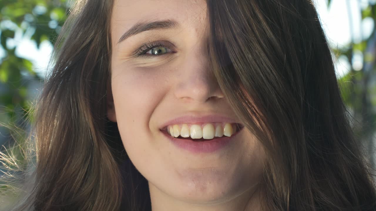 rara joven caucásica de ojos verdes regocijándose de la vida