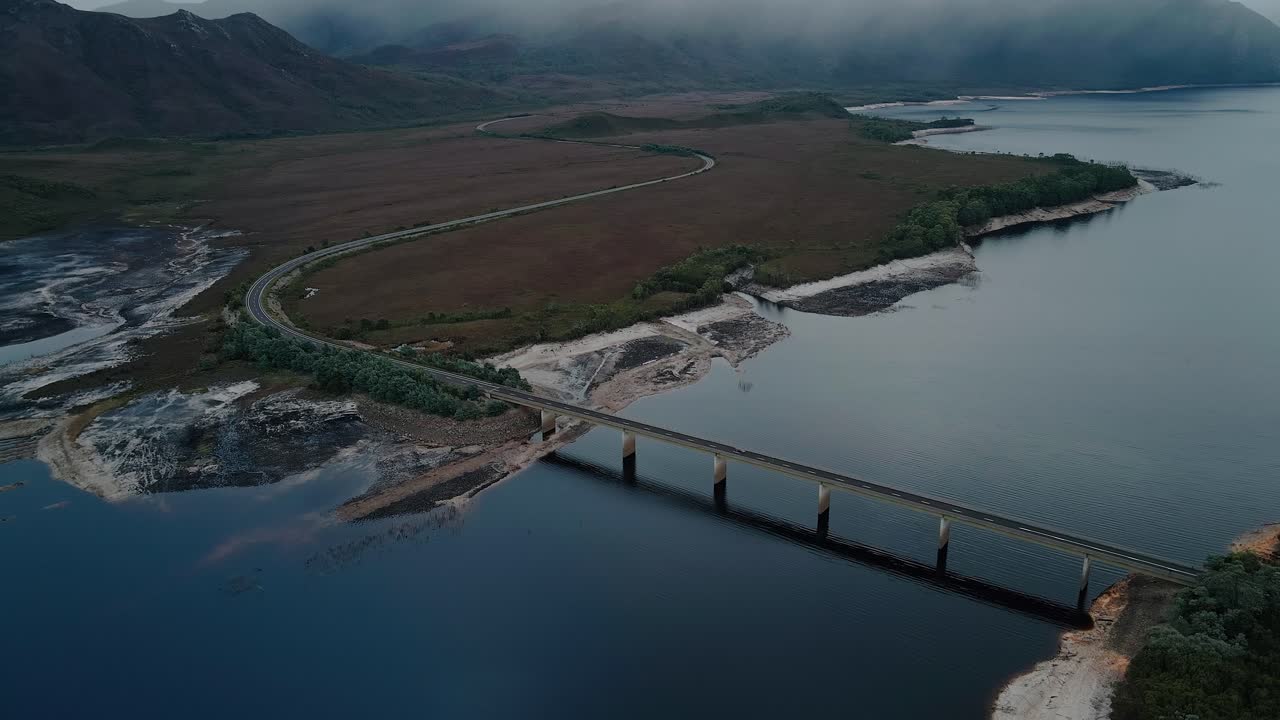 오스트레일리아 태즈매니아 서쪽 해안에 있는 버버리 호수를 가로지르는 브래드쇼 다리 위를 날아다니는 드론.