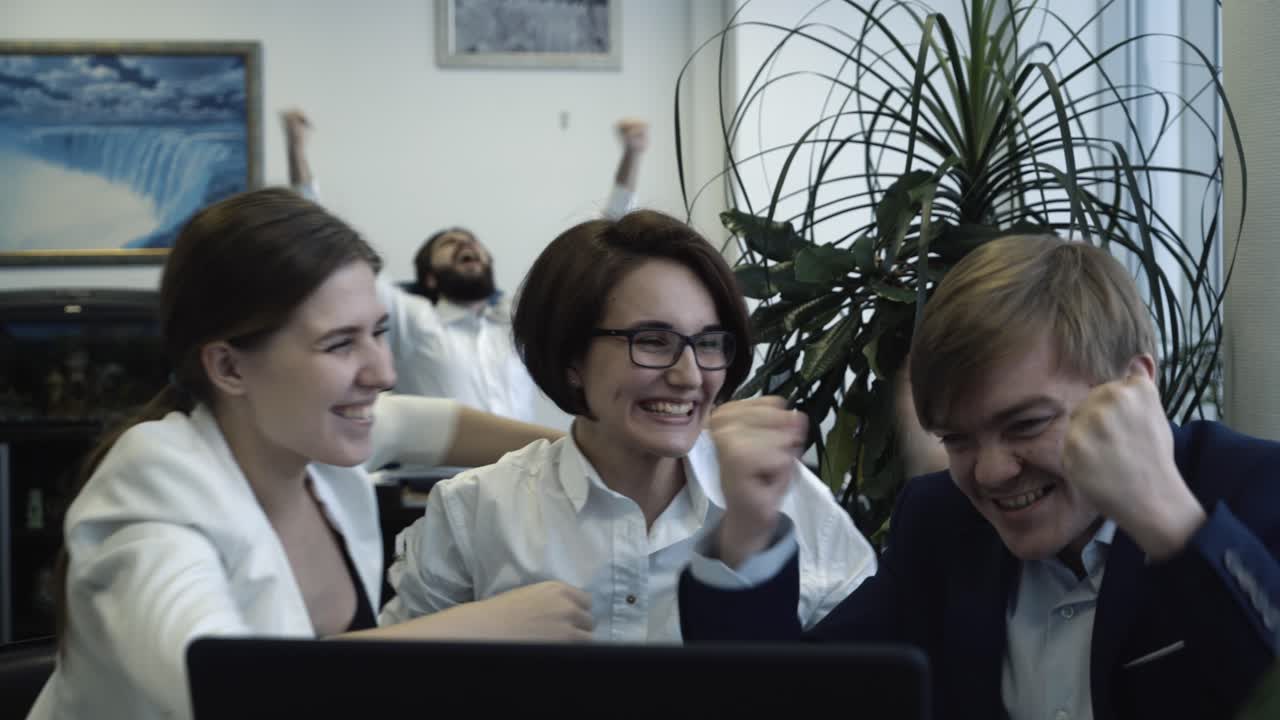 equipa de escritório feliz a celebrar o sucesso