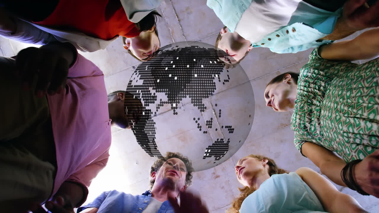 Animación de globo terráqueo sobre colegas de negocios de pie en círculo.