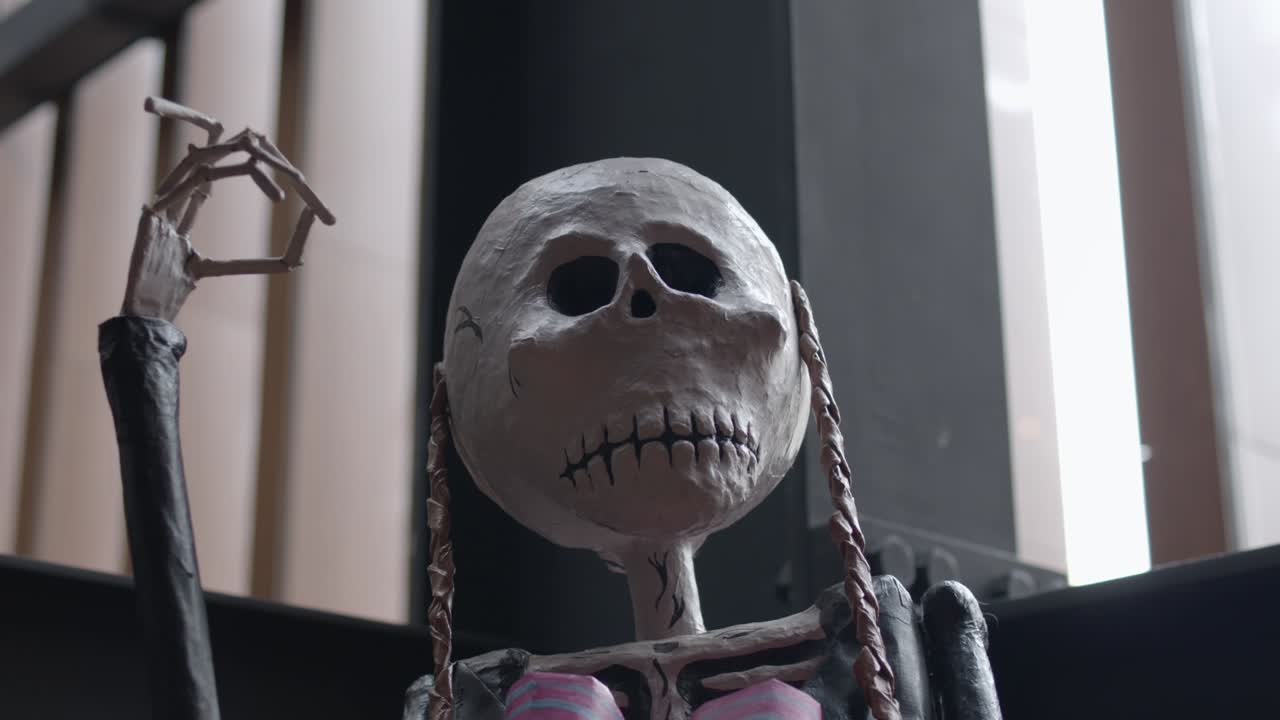 la intrincada estatua tradicional mexicana muestra el rico patrimonio cultural y la artesanía artística de la región, capturando la esencia de la tradición y el folclore.