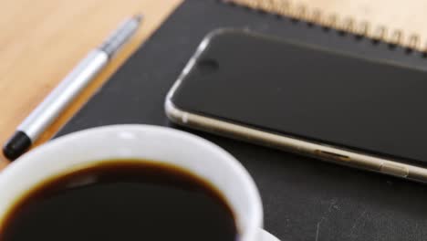 Kaffee-Mit-Organizer-Und-Mobiltelefon