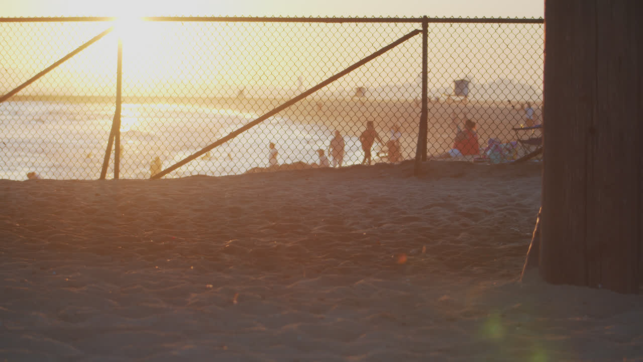 seal beach pier al atardecer con gente