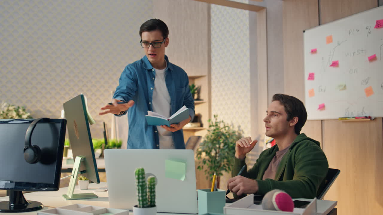 creadores de startups viendo la pantalla de la computadora de la oficina. gente creativa haciendo una tormenta de ideas