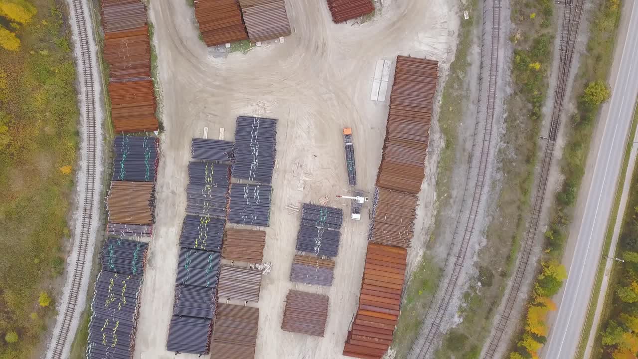 patio de almacenamiento de tuberías a gran escala con vías ferroviarias