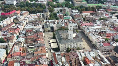 Plaza-Rynok-En-El-Centro-De-Lviv-Ucrania-En-Un-Día-Soleado-De-Verano-Rodeado-De-Viejos-Edificios-Europeos