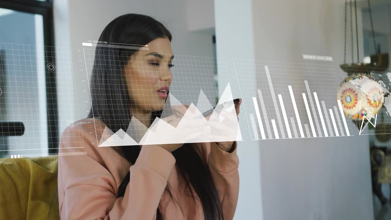 Donna che solleva lo smartphone parlando e visualizzando grafici e mappe olografici per l'analisi dei dati