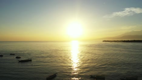 precioso paisaje marino con la puesta de sol en medio del océano.