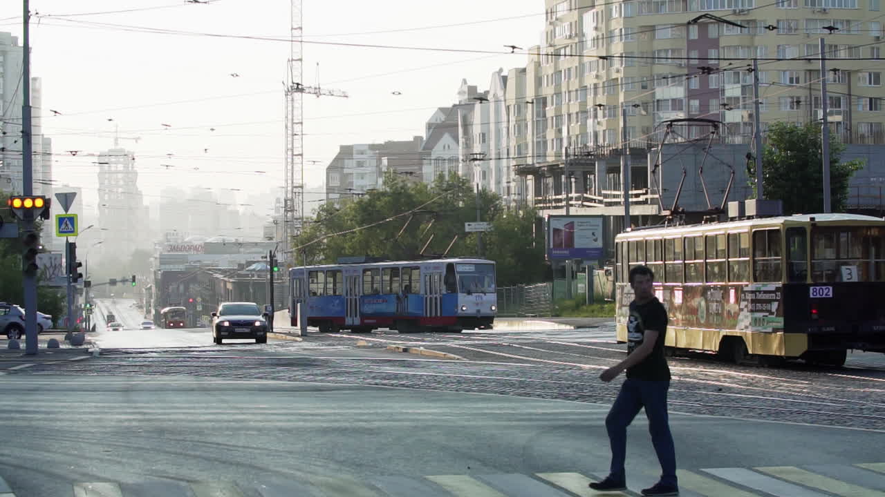 트램 과 보행자 교차로 를 가진 도시 거리 장면