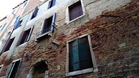 Fachada-Exterior-Con-Paredes-De-Piedra-De-Ladrillo-Casas-En-Venecia,-Italia