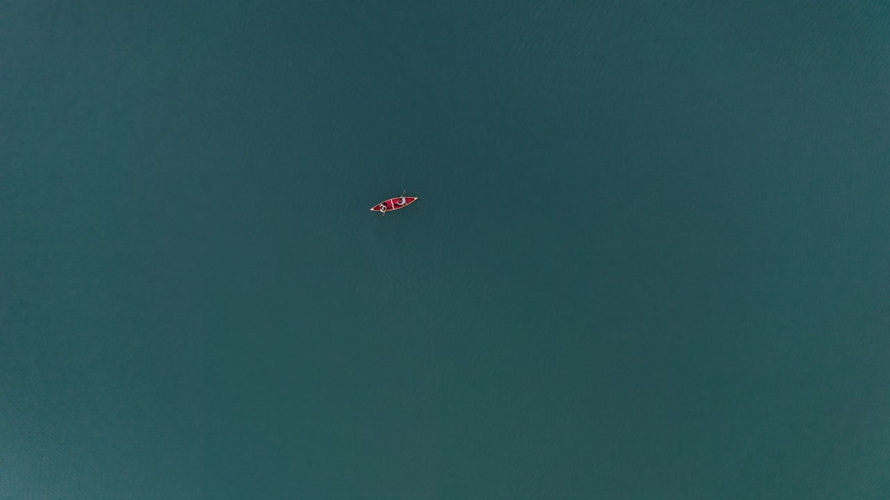 canoa roja en un lago tranquilo