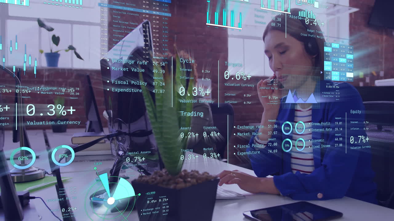 animación de diagramas y procesamiento de datos sobre diversos colegas utilizando auriculares telefónicos en la oficina
