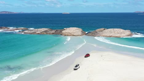 Excelente-Toma-Aérea-De-Turistas-Conduciendo-En-La-Playa-De-Wylie-Bay,-Esperance,-Australia