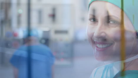 retrato de una cirujana caucásica sonriendo en el hospital contra el tráfico de la ciudad en el hospital