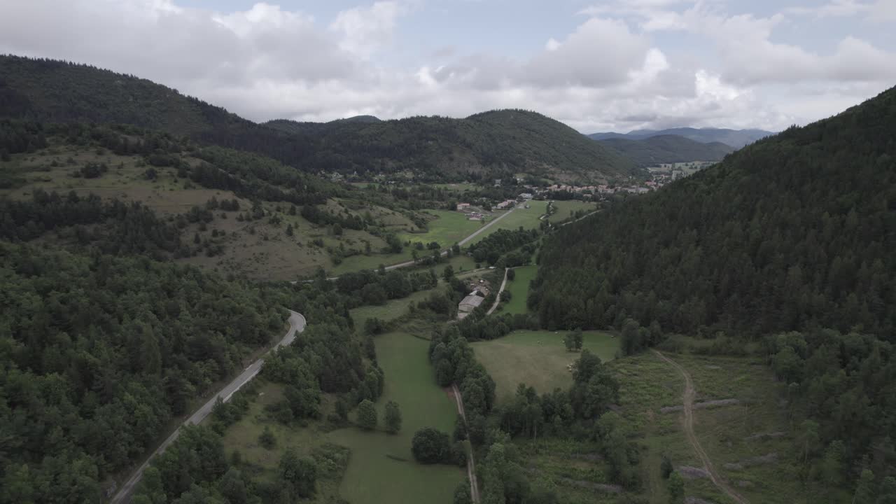 video con drone volando los pirineos frances