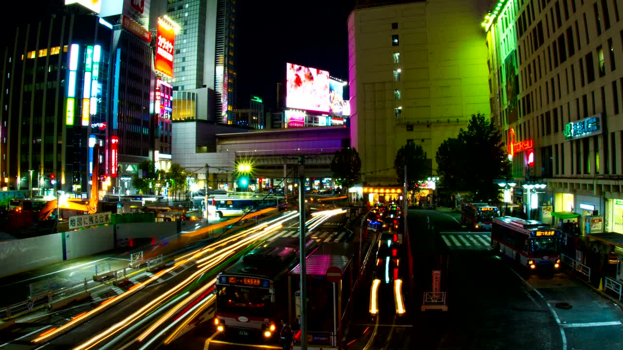 night lapse 4k en el autobús de shibuya rotativo ángulo bajo obturador lento zoom out