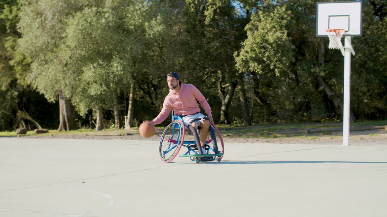 hombre fuerte en silla de ruedas deportiva jugando al baloncesto