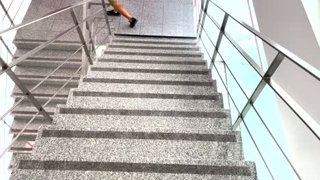 mujer en forma graciosamente baja las escaleras en el gimnasio, haciendo su camino a la zona de la ducha