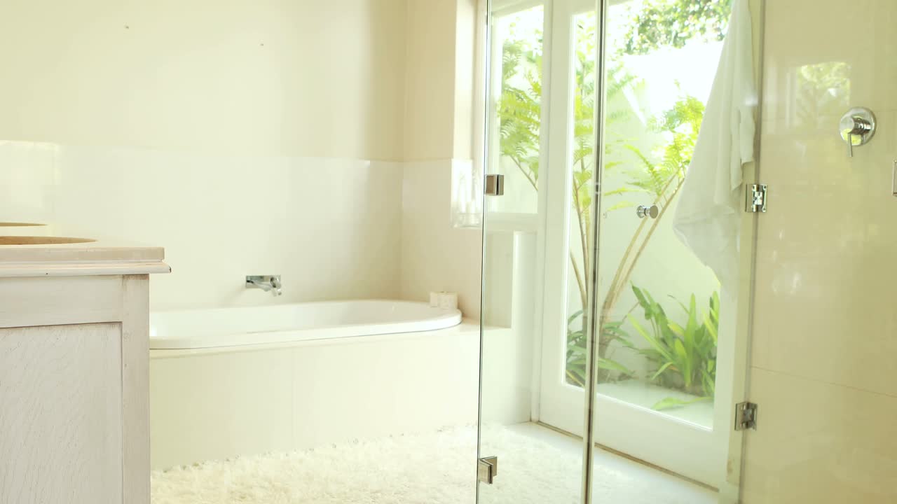 вид пустой ванной комнаты