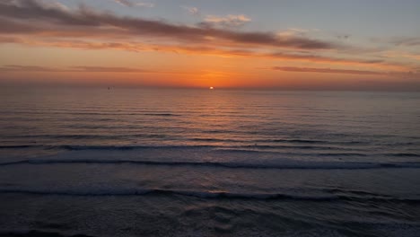 una hermosa puesta de sol en el océano en portugal