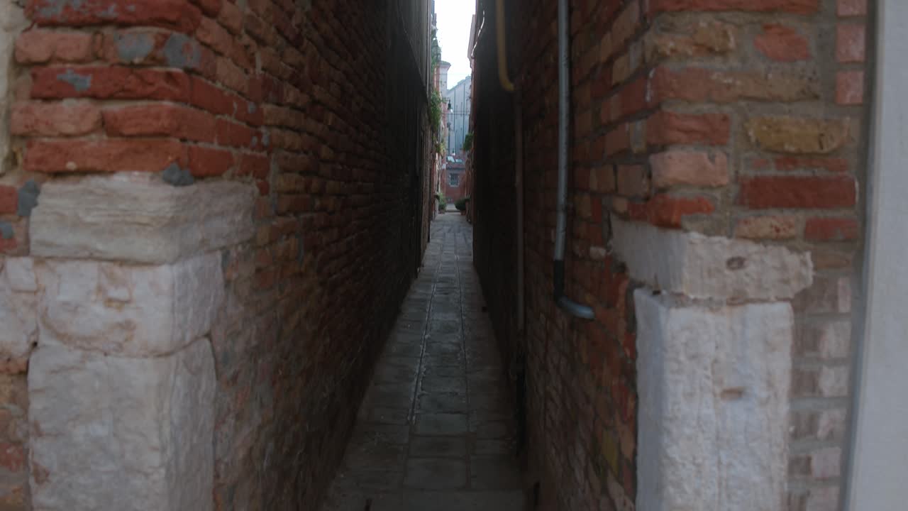vista de un estrecho callejón aislado en venecia, italia