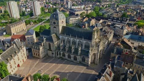 Basílica-De-Notre-Dame,-Alencon,-Orne-En-Normandía,-Francia