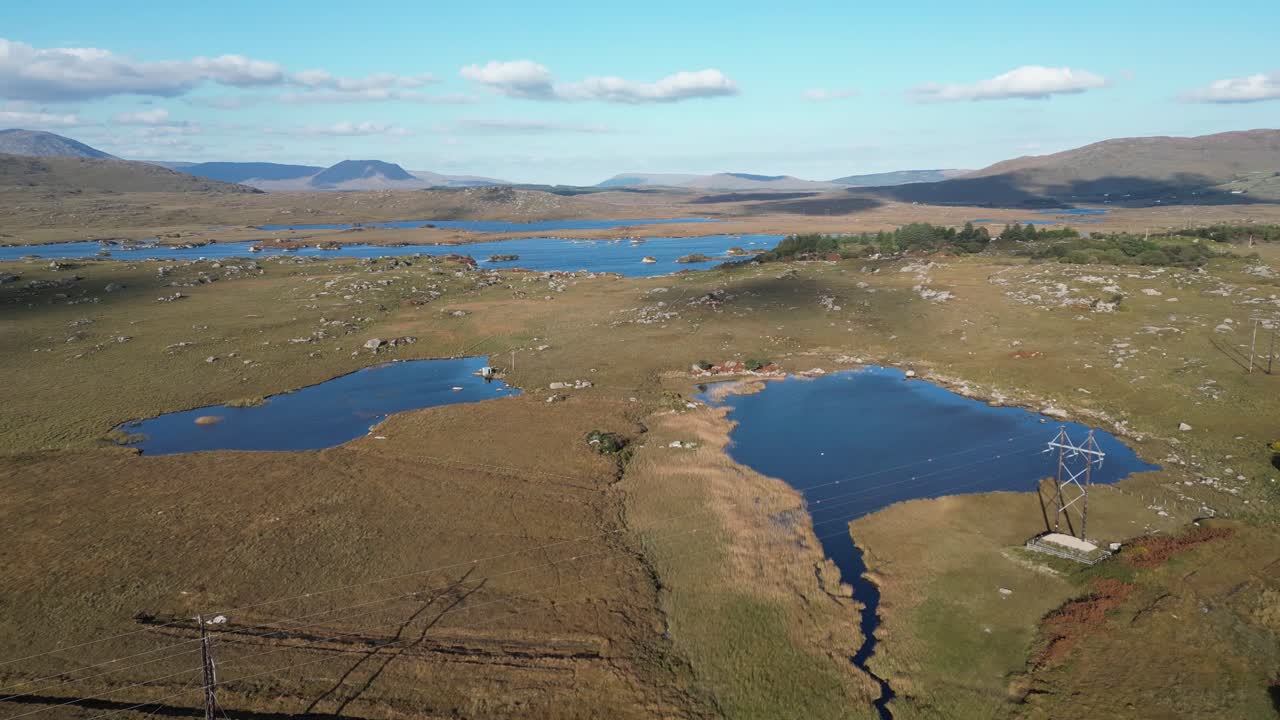 콜웨이 아일랜드의 코네마라 스크리베 (connemara screebe) 를 여행하는 동안 여러 개의 파란 연못, 황량한 고지대 지형 및 웅장한 산맥을 배경으로 한 풍경의 공중 전망