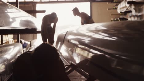 equipo de remeros masculinos arreglando el barco antes del entrenamiento