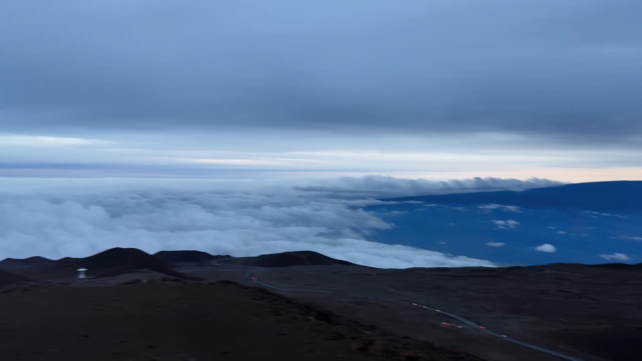 Guidare su una strada di montagna ad alta quota sopra le nuvole