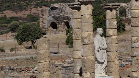 Ausgrabungsstätte-Mit-Römischem-Bad-Reste-Von-Säulen-Und-Statuen