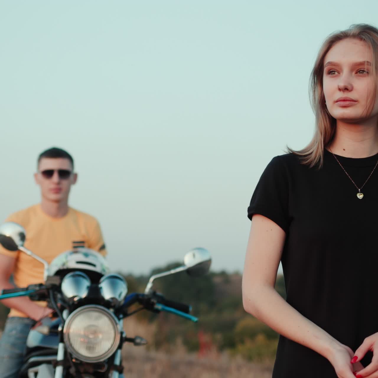 오토바이를 탄 남자와 여자