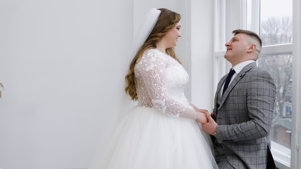 unos recién casados elegantes hablando