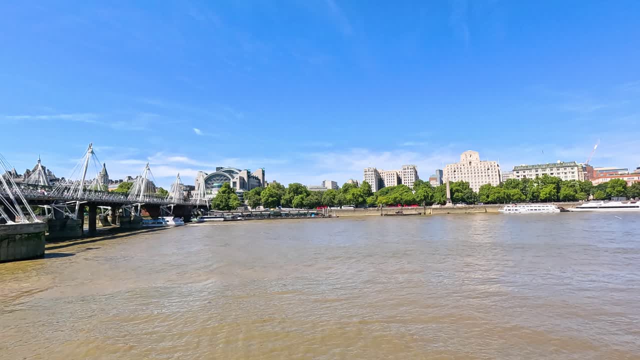 테임즈 강과 런던 스카이라인의 파노라마 뷰