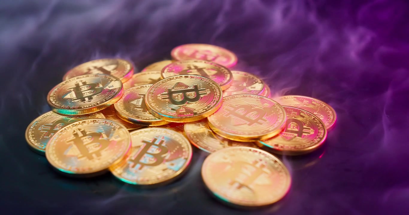 Monete Bitcoin dorate con fumo e illuminazione al neon