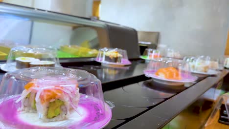 placas de sushi moviéndose en una cinta transportadora