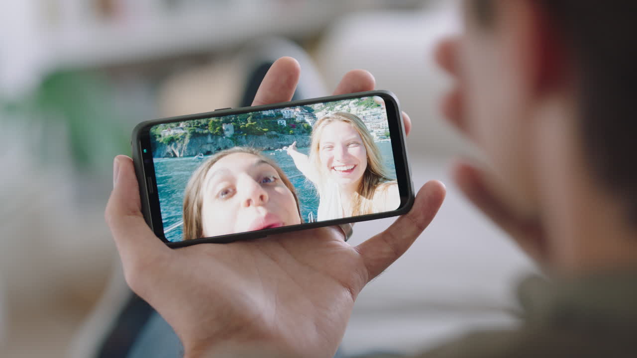 joven chateando por video usando un teléfono inteligente con amigos felices de vacaciones en italia compartiendo experiencia de viaje disfrutando de vacaciones divertidas chateando en teléfono móvil imágenes 4k