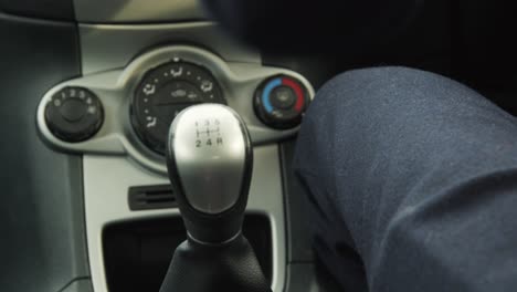 hombre de negocios conduce, viaja hacia y desde el trabajo