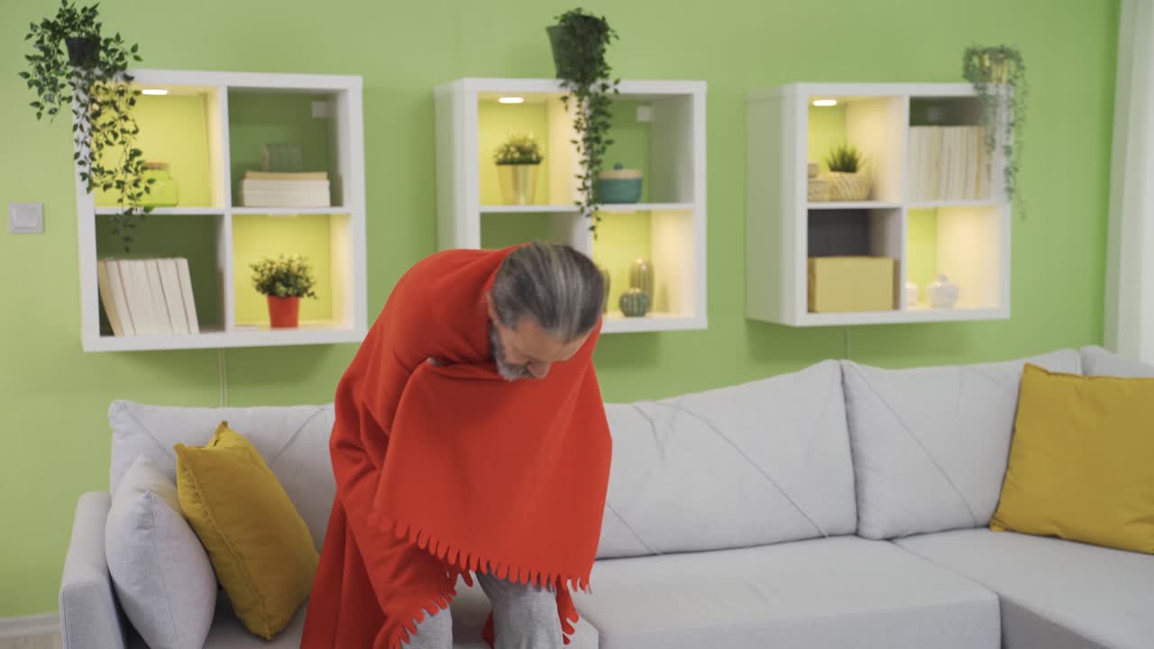 건강 문제가 있는 아픈  ⁇ 은이가 집에서 추워지고, 피곤하고 느슨합니다.