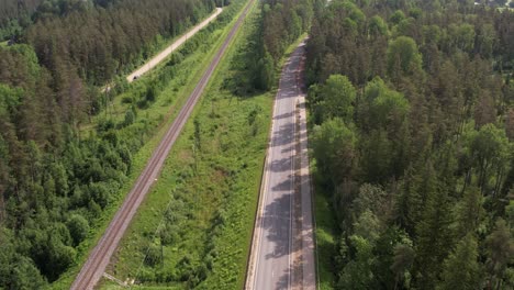 Una-Vista-Aérea-De-La-Aldea-De-Breguli,-Que-Captura-Su-Pintoresco-Encanto-Rural-Con-Casas-Dispersas,-Exuberantes-Campos-Verdes-Y-Densos-Bosques