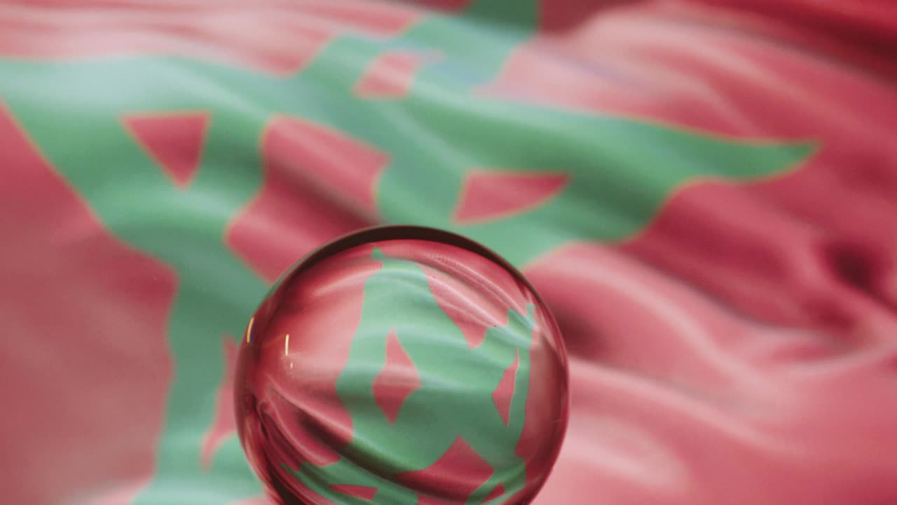 la bandera marroquí está ondeando contra el cielo azul en 4k