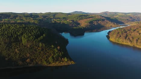 Vista-Aérea-De-La-Presa-De-Ribeira-Durante-La-Temporada-De-Otoño-En-Galicia,-España.