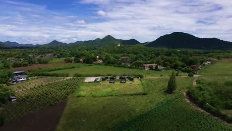 Khao-Yais-Grüne,-üppige-Landschaft-Und-Grenzenloser-Blauer-Himmel