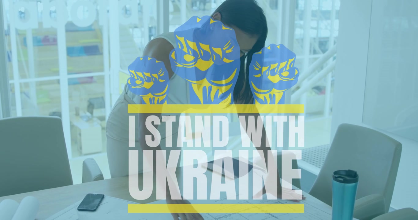Animation af teksten "Jeg står med Ukraine" over forretningskvinde