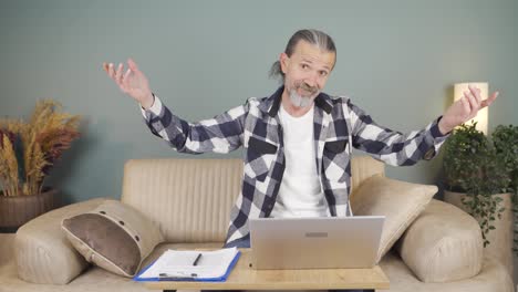 expresión negativa de un hombre usando una computadora portátil.
