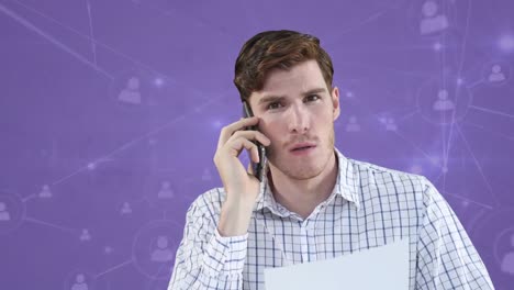 animación de un hombre de negocios hablando en un teléfono inteligente a través de una red de conexiones