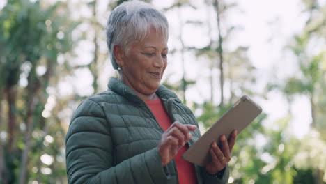 Kommunikation,-Tablet-Und-SMS-Einer-älteren-Frau