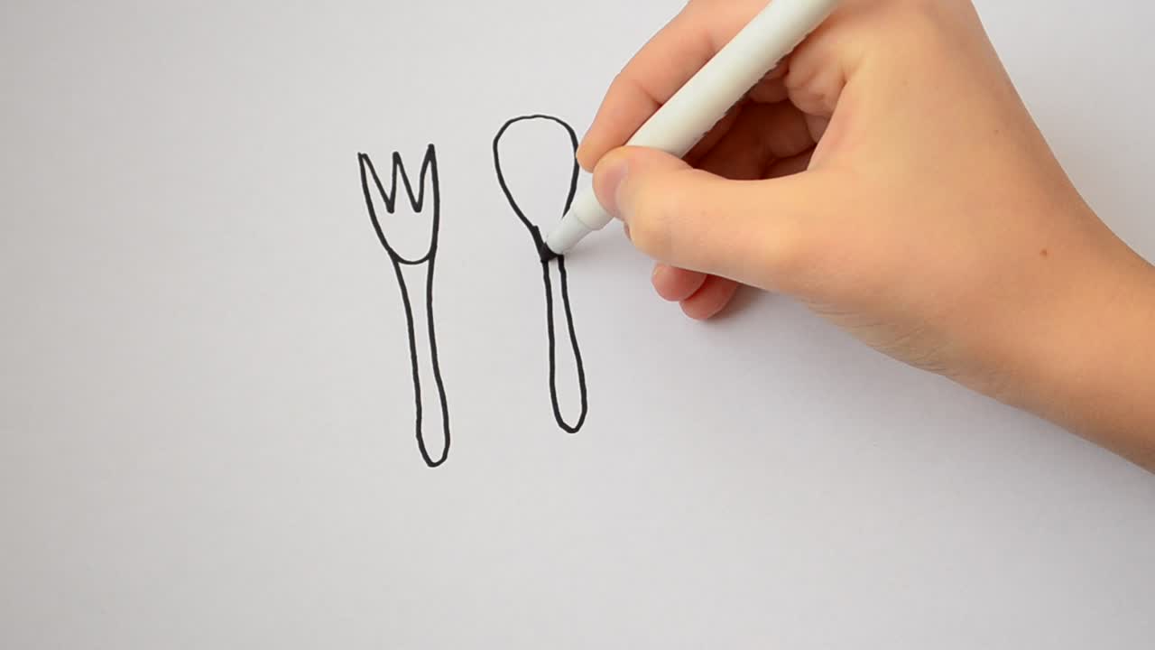 Dítě kreslí jídelní příbory. Kresba lžíce, vidličky a nože