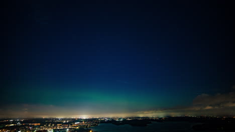 aurora boreal sobre una ciudad por la noche